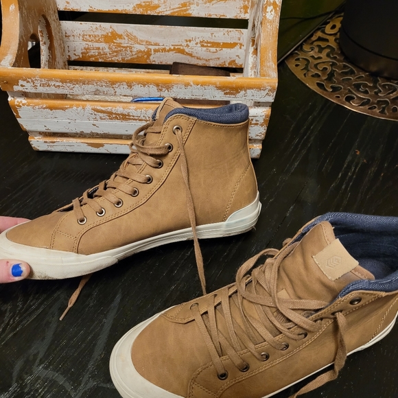 Call it spring sneakers - Picture 2 of 3